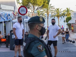 Dovolenkári ignorovali prísne opatrenia, ostrov proti nim zakročil
