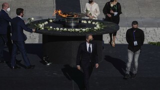 Španieli si uctili obete vírusu, kráľ i premiér mali čierne rúška