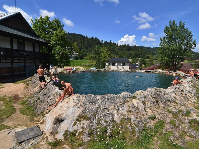 Kúpalisko zostalo zatvorené, turisti využívajú miestny kráter