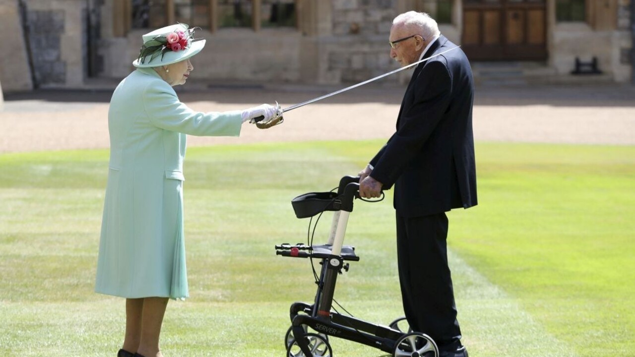 100-ročný veterán je rytierom, slávnostne ho pasovala kráľovná