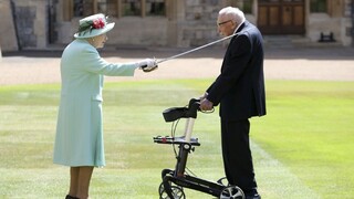 100-ročný veterán je rytierom, slávnostne ho pasovala kráľovná