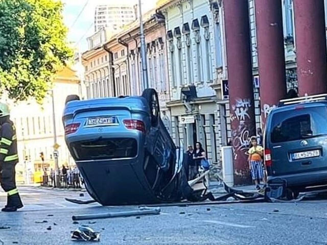 Hrozivo vyzerajúca nehoda. Auto skončilo po zrážke na streche
