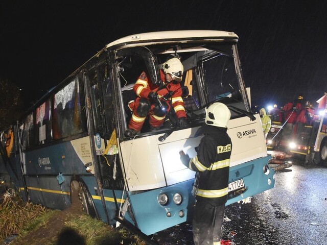 Peniaze pre obete havárie autobusu rozdali, niektorí rozdelenie kritizujú