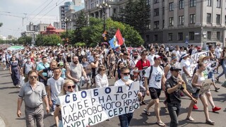 Tisícky ľudí protestujú za gubernátora, zatkli ho bez vyšetrovania