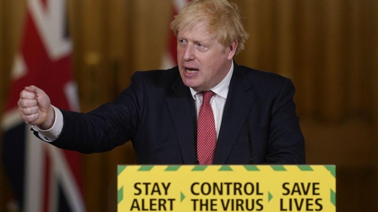 Vedci odmietli nádej Johnsona: Do Vianoc sa k normálu nevrátime