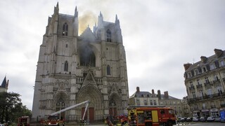 Kto stojí za požiarom v ďalšej katedrále? Zadržali jedného muža