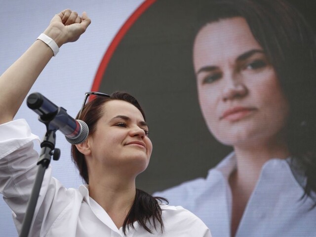 V Minsku sa zišli tisícky ľudí, podporili vyzývateľku Lukašenka