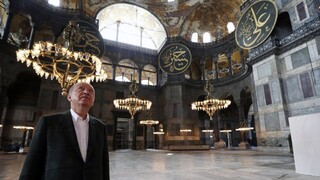 Kresťanské symboly budú zakryté. Erdogan navštívil Hagiu Sofiu