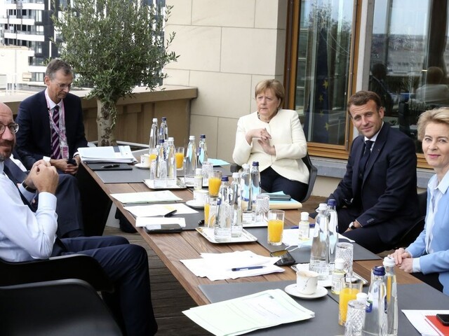 Summit opäť bez dohody. Kurz nepočúval, Macron buchol po stole