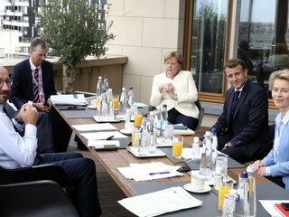 Summit opäť bez dohody. Kurz nepočúval, Macron buchol po stole