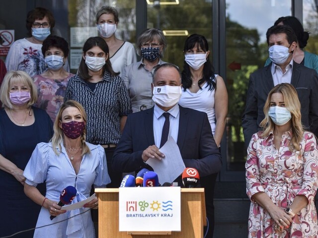 Návštevy v DSS nezakážu, v piatok zasadne pandemická komisia