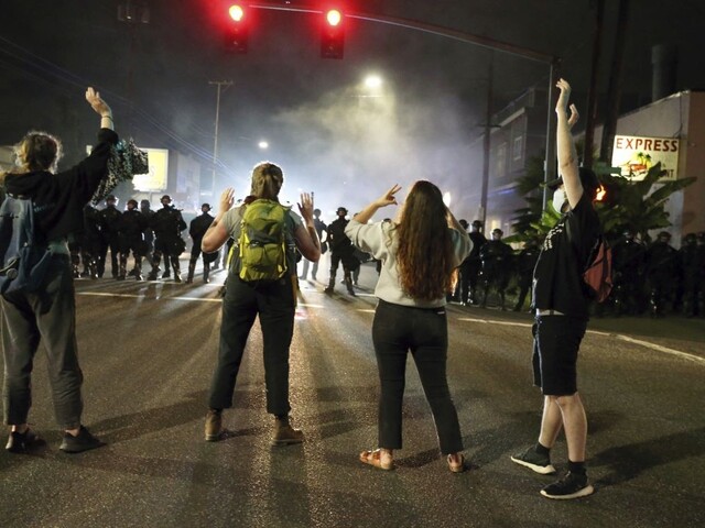 Sú to anarchisti, nie protestujúci. Trump pohrozil armádou