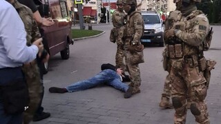 Ozbrojenca, ktorý hodiny držal rukojemníkov v autobuse, zadržali