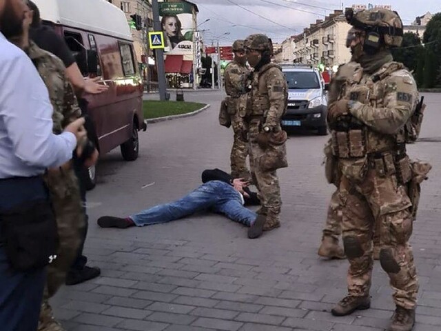 Ozbrojenca, ktorý hodiny držal rukojemníkov v autobuse, zadržali