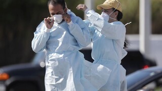 Biele topánky ako symbol obetí. Zdravotníci vzdali poctu kolegom