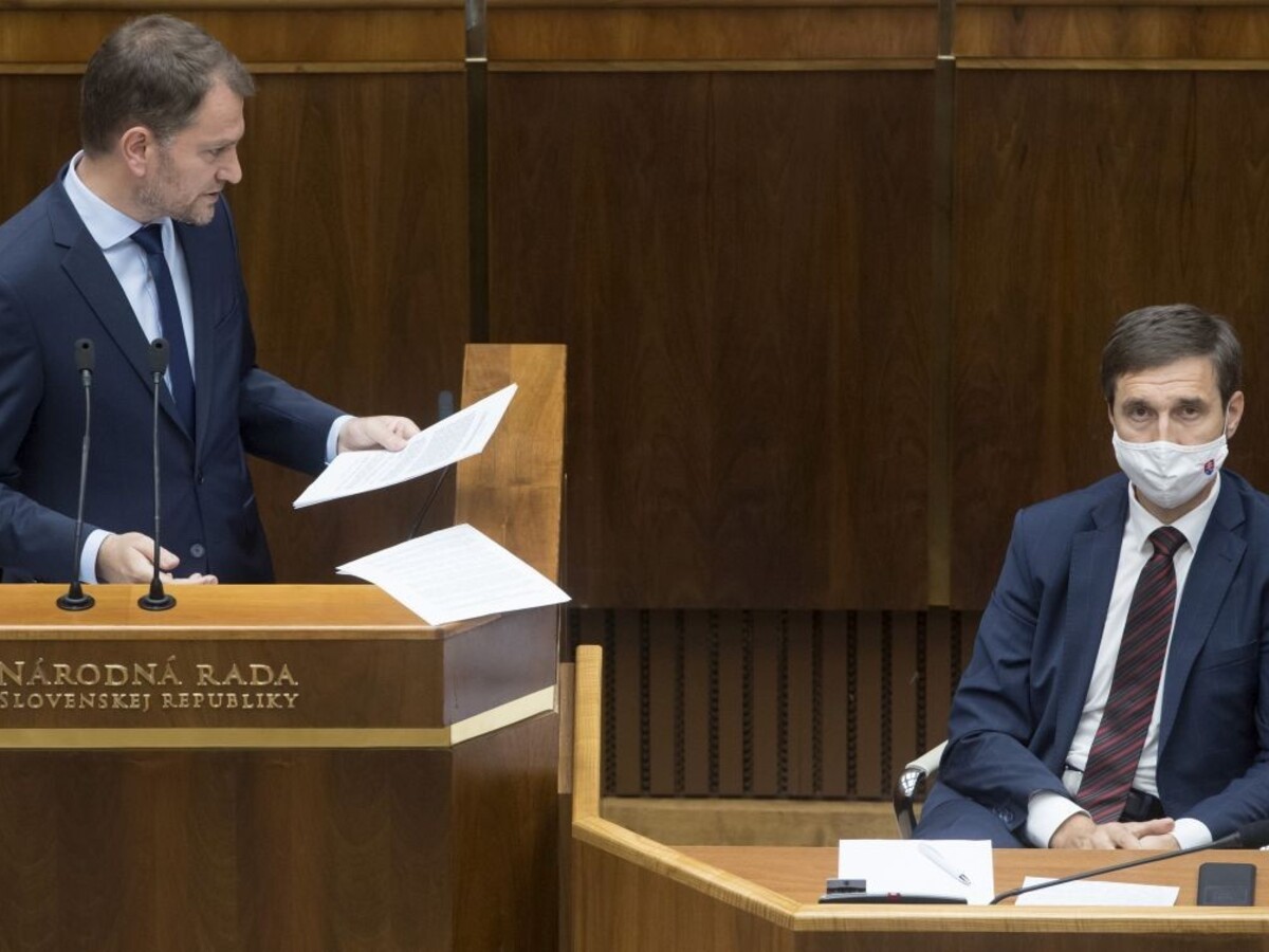Kotlebovci blokovali schôdzu, premiér sa vrátil do parlamentu
