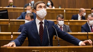 Opozícia vymenovala dôvody odvolávania. Slabučké, reaguje premiér