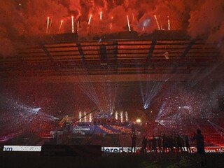 Fanúšikovia FC Liverpool oslavovali vo veľkom pred štadiónom