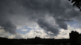 Česko sprísňuje opatrenia, niekde bude povinné aj nosenie rúšok