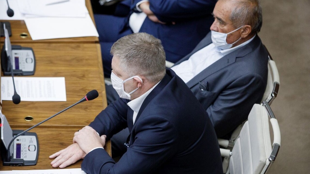 Plagiát zostane plagiátom, reagoval Smer po noci v parlamente