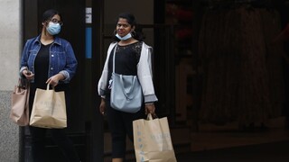 Briti sprísnili nosenie rúšok, vakcínu proti chrípke im zaplatí vláda