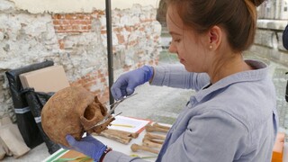 Pri obnove katedrály objavili archeológovia kryptu s pozostatkami