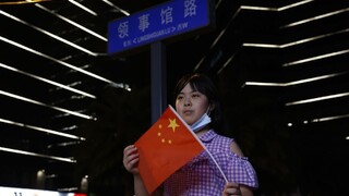 Čína vracia úder a zatvorila americký konzulát. USA sú sklamané
