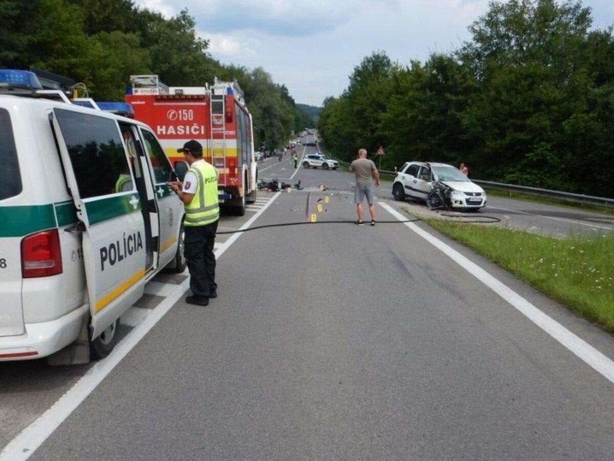 Auto na Považí vošlo do dráhy motocyklu, hlásia mŕtvych