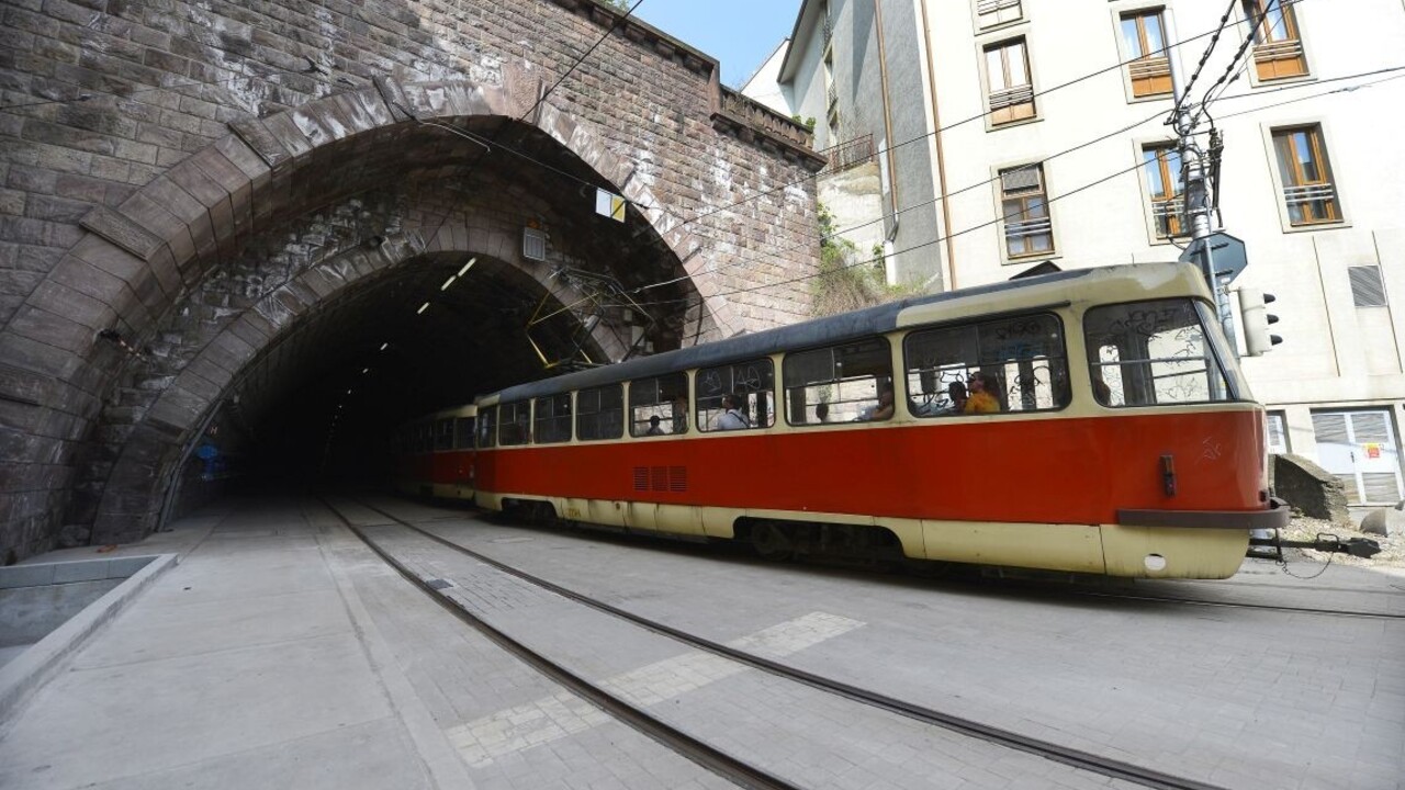 Do tunela pod bratislavským hradom sa konečne vracajú električky