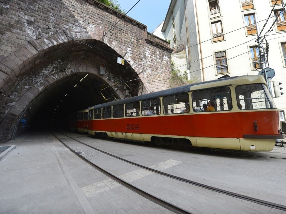 Do tunela pod bratislavským hradom sa konečne vracajú električky