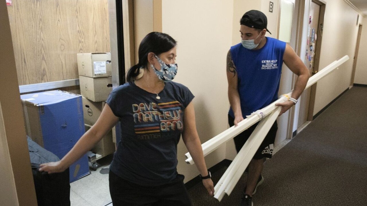 Čoraz viac mladých trpí ochorením COVID-19, upozorňuje WHO