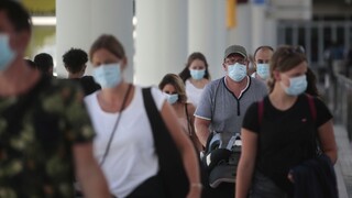 Británia hlási ďalšie nové stovky prípadov, obáva sa druhej vlny