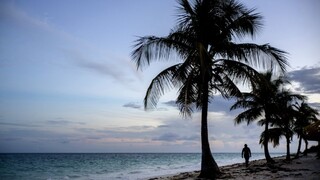 Na Bahamy sa rúti tropická búrka Isaias, zosilnela na hurikán