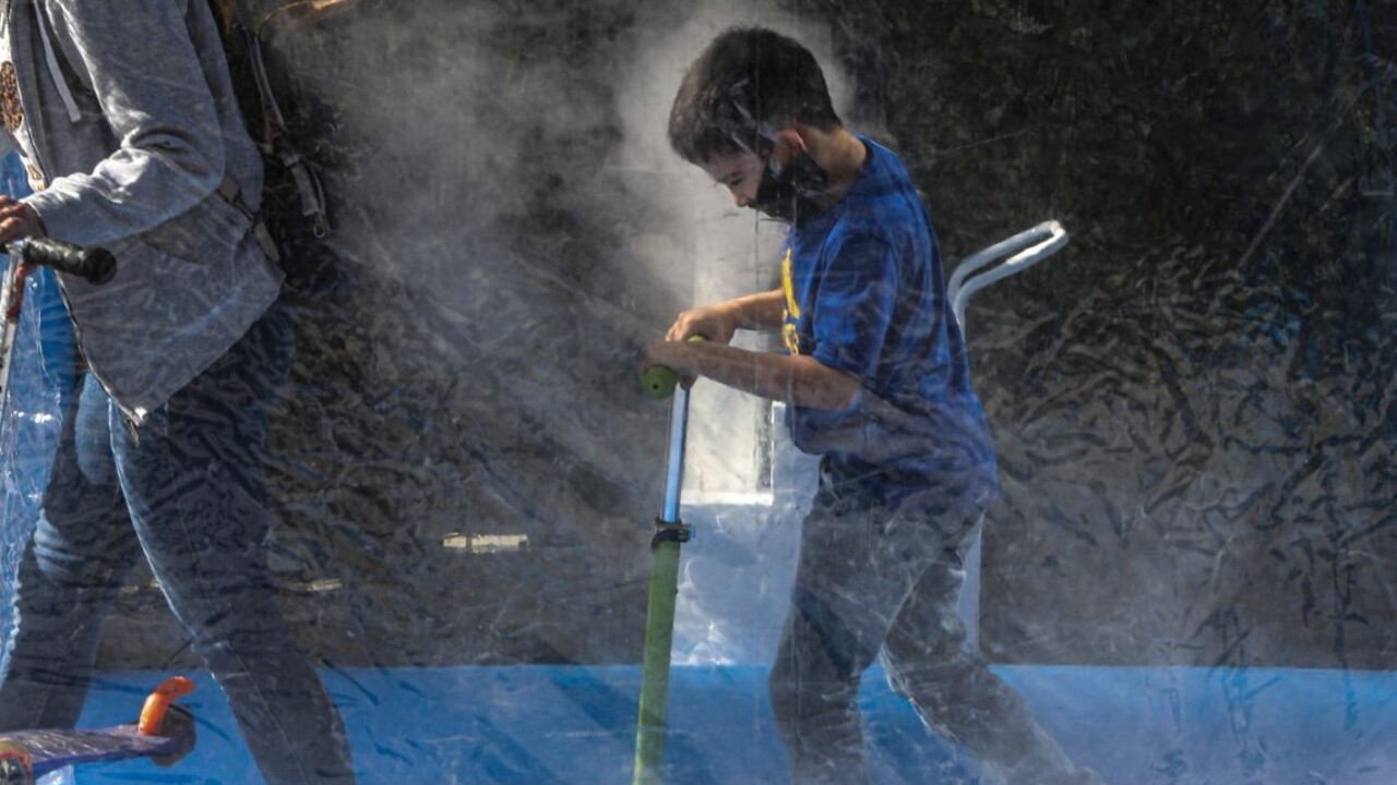 Skúmali deti a koronavírus, môžu ho šíriť rovnako ako starší