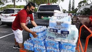 Isaias zoslabol na tropickú búrku, úrady varujú pred podcenením