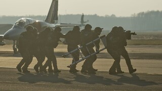 Naď nemieni váhať, armádu nechce pripraviť o milióny z USA