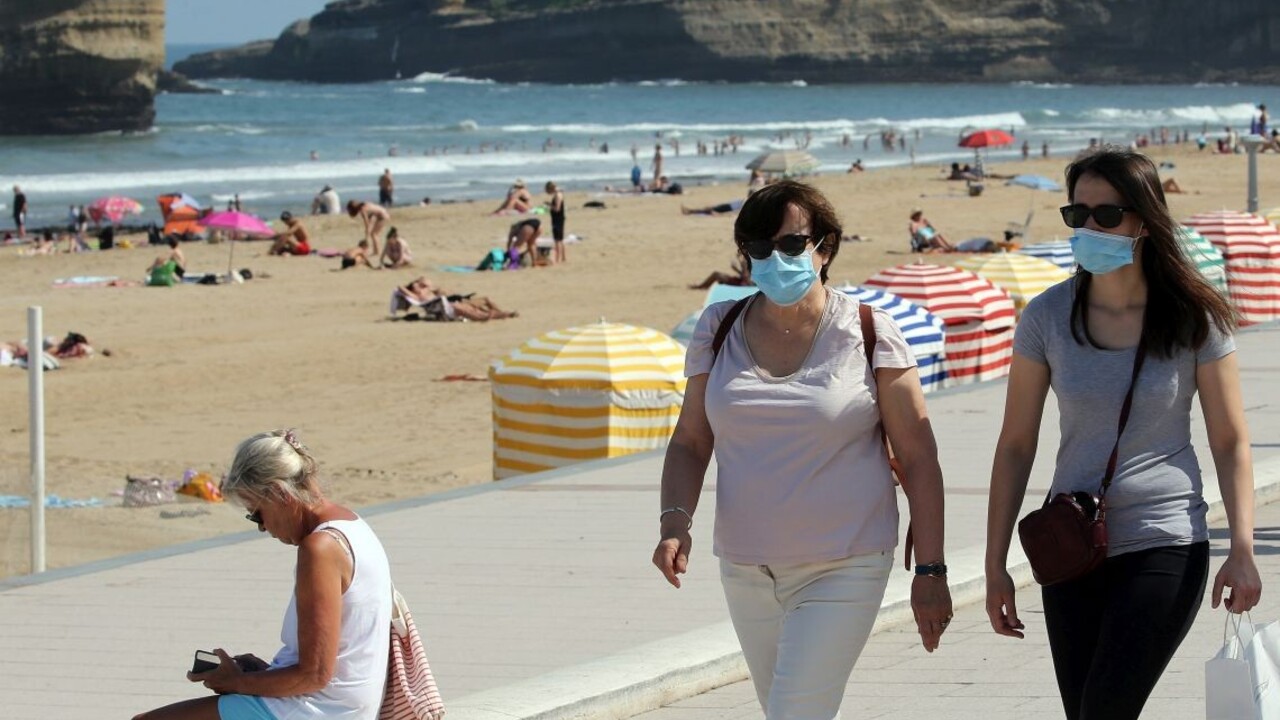 V známych letoviskách bude treba nosiť rúška aj vonku