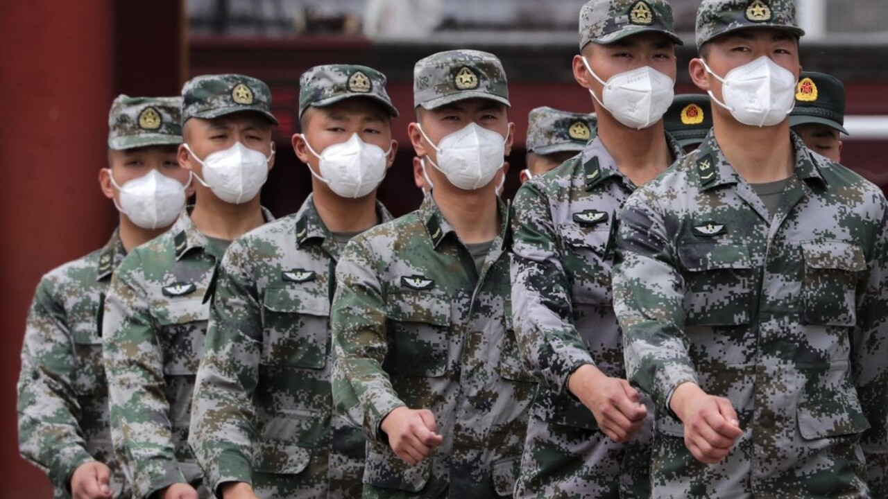 Vírus vytvorila armáda, tvrdí virologička. Čelí vraj hrozbám