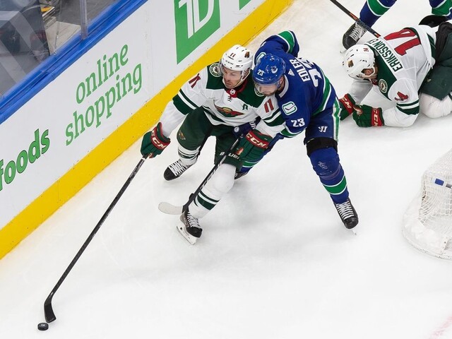 NHL: Hurricanes postúpili, Vancouver zvíťazil a vyrovnal sériu