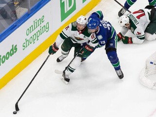 NHL: Hurricanes postúpili, Vancouver zvíťazil a vyrovnal sériu
