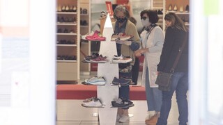 Zákazníci nakupujú viac, prepad predaja sa postupne zmierňuje