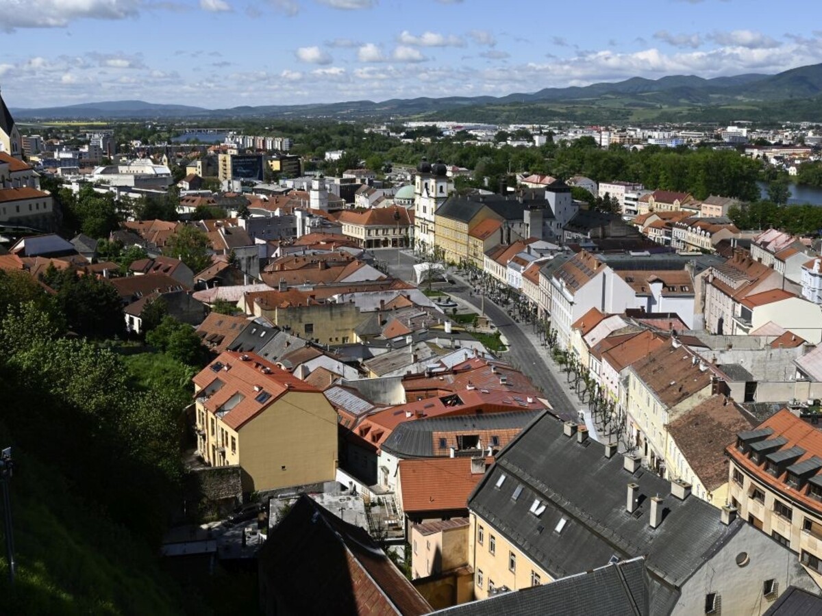 Trenčín mesto panoráma námestie ilu 1140px (TASR/Radovan Stoklasa)