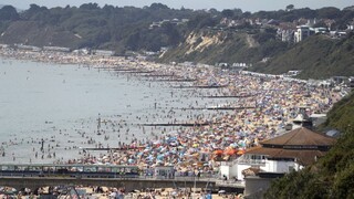 Ľudí trápia veľké horúčavy, napriek varovaniam zaplnili pláže