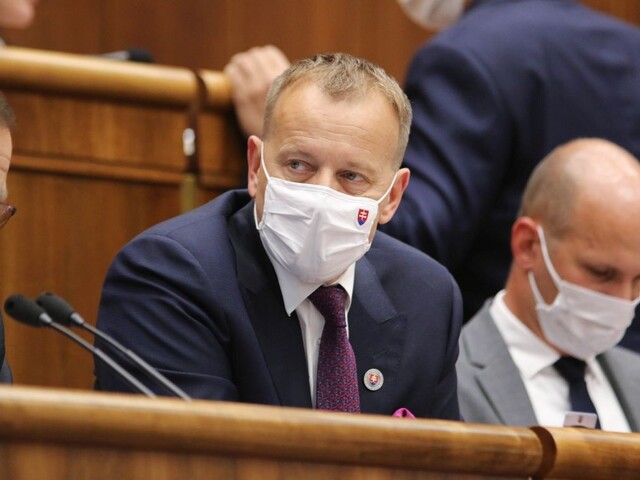 Drucker upozornil na zmluvu Kollárovej firmy s Tiposom