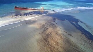 Ostrovný štát vyhlásil stav núdze, do mora unikajú ropné látky