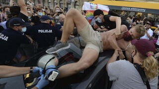 Polícia zadržala podporovateľov LGBT, protestovali vo Varšave
