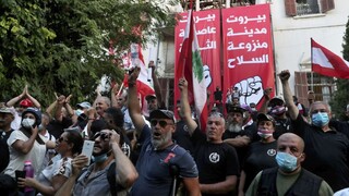 Bejrút ovládlo násilie. Desaťtisícový dav útočil aj na vládne budovy
