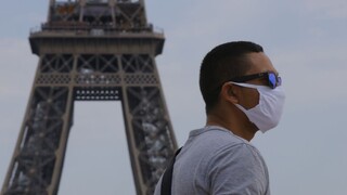 Paríž eviduje denne stovky infikovaných, sprísňuje opatrenia