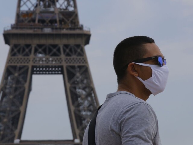 Paríž eviduje denne stovky infikovaných, sprísňuje opatrenia
