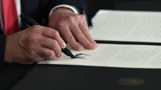 Podpora i úľava od daní. Trump obišiel Kongres a podpísal pomoc